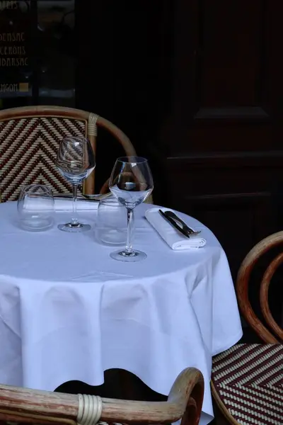 İki Kişilik Masa, Restoran Sahnesi, Basit Masa Ayarları. Yüksek kalite fotoğraf