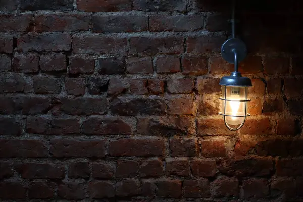 Koyu bir uzayda eski bir lambanın yakın plan çekimi. Metal bir fenerin yumuşak, ılık bir parıltısının yüksek kaliteli fotoğrafı..