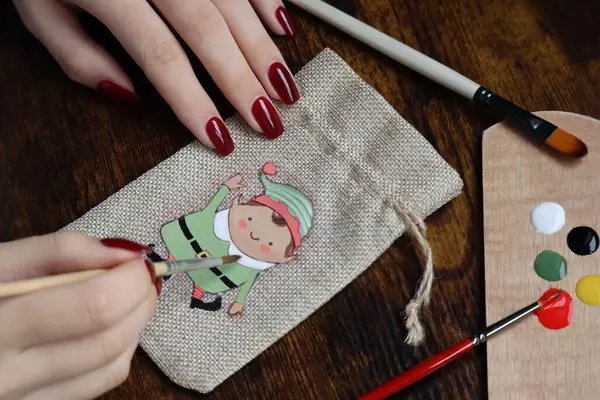 El yapımı Noel elfi çizimi, yaratıcı sanat projesi. Çocuklar için tatil işçiliği. Yüksek kaliteli stok fotoğrafı.