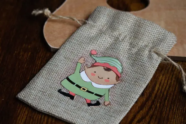 El yapımı Noel elfi çizimi, şenlikli hediye paketi. Yüksek kaliteli stok fotoğrafı. 