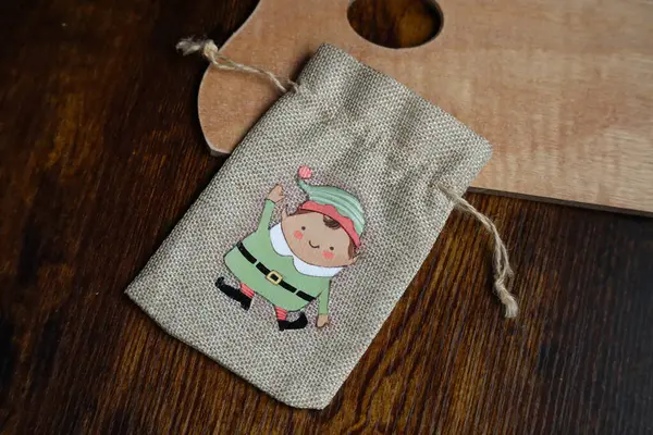 El yapımı Noel elfi çizimi, şenlikli hediye paketi. Yüksek kaliteli stok fotoğrafı. 