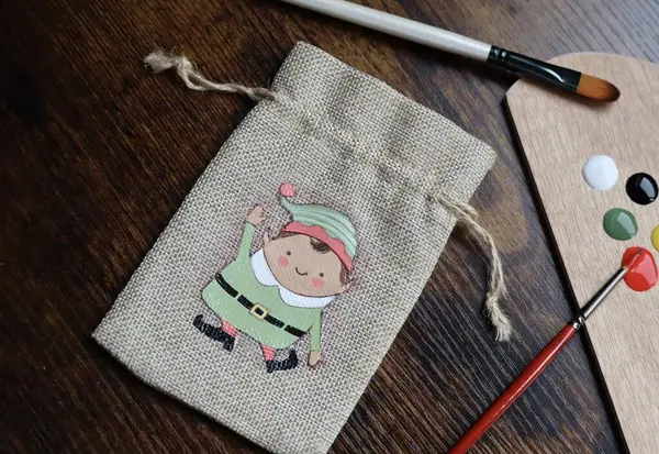 El yapımı Noel elfi çizimi, yaratıcı sanat projesi. Çocuklar için tatil işçiliği. Yüksek kaliteli stok fotoğrafı.