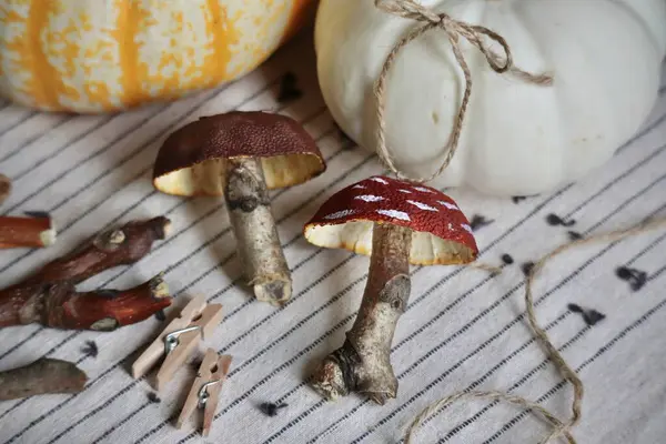 Portakal kabukları ve dallardan yapılmış el yapımı mantar süslemeleri. Sonbahar temalı doğal malzemeli DIY dekoru. Yüksek kaliteli fotoğraf.