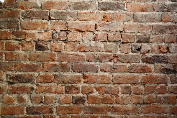 Açığa çıkmış kırmızı tuğla bir duvarın desenli yakın çekimi. Arkaplan ya da doku olarak kullanmak için ideal. Yüksek kaliteli fotoğraf.