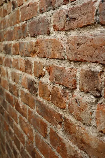Açığa çıkmış kırmızı tuğla bir duvarın desenli yakın çekimi. Arkaplan ya da doku olarak kullanmak için ideal. Yüksek kaliteli fotoğraf.