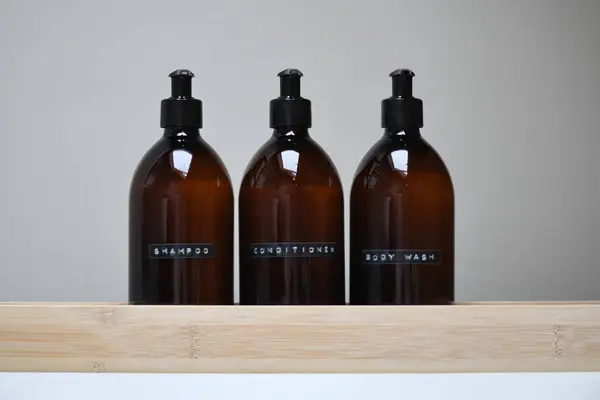 Üç şişe şampuan, saç kremi ve vücut yıkama. Yeniden kullanılabilir konteynırlar basit ve sürdürülebilir bir tasarım, ekolojik bilinçli ve şık ev dekorasyonu için ideal. 