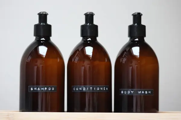 Bu yeniden kullanılabilir konteynırlar, etiketli şampuan, kondom ve vücut yıkama, basit, sürdürülebilir bir tasarım sunar..