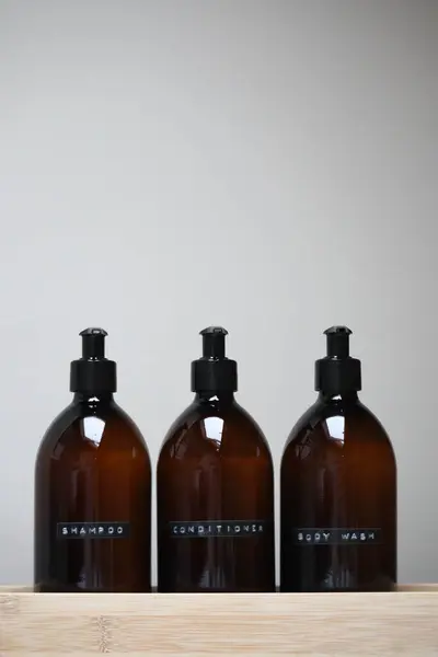 Bu yeniden kullanılabilir konteynırlar, etiketli şampuan, kondom ve vücut yıkama, basit, sürdürülebilir bir tasarım sunar..