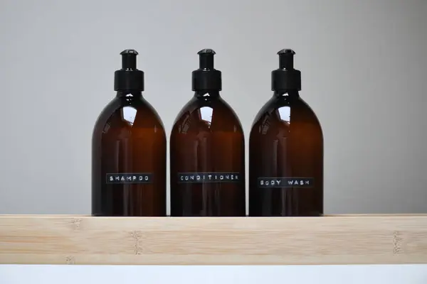 Üç şişe şampuan, saç kremi ve vücut yıkama. Yeniden kullanılabilir konteynırlar basit ve sürdürülebilir bir tasarım, ekolojik bilinçli ve şık ev dekorasyonu için ideal. 