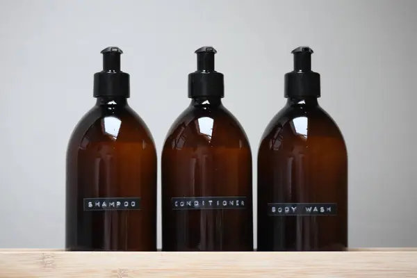 Üç şişe şampuan, saç kremi ve vücut yıkama. Yeniden kullanılabilir konteynırlar basit ve sürdürülebilir bir tasarım, ekolojik bilinçli ve şık ev dekorasyonu için ideal. 