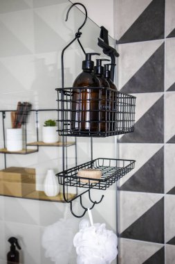Modern bir Black Metal, banyo malzemeleriyle birlikte duş seti asıyor. Banyo deposu, duş aksesuarları, yüksek kaliteli fotoğraf.