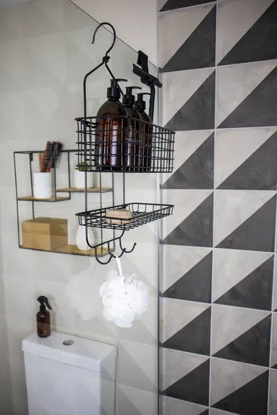 Modern bir Black Metal, banyo malzemeleriyle birlikte duş seti asıyor. Banyo deposu, duş aksesuarları, yüksek kaliteli fotoğraf.