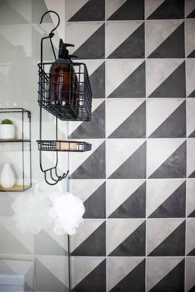 Kehribar şampuan şişeleri, sabun ve lif lifleri olan parlak bir siyah metal duş seti. Yüksek kaliteli stok fotoğrafı