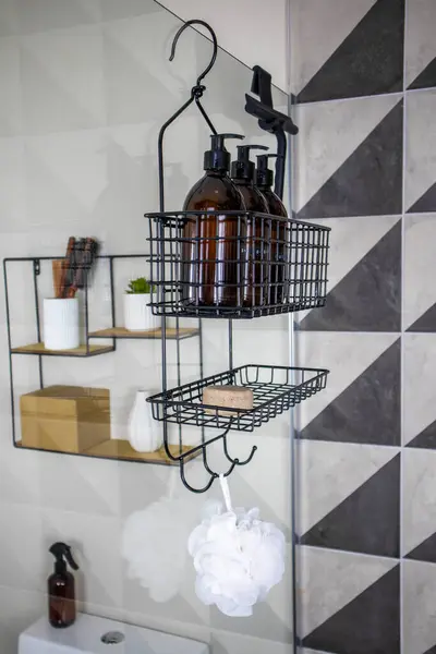 Modern bir Black Metal, banyo malzemeleriyle birlikte duş seti asıyor. Banyo deposu, duş aksesuarları, yüksek kaliteli fotoğraf.