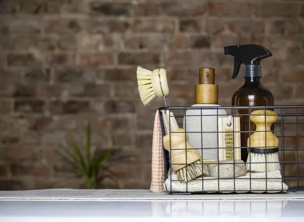 Tezgahta doğal temizlik fırçaları ve şişeler var. Yüksek kalite fotoğraf