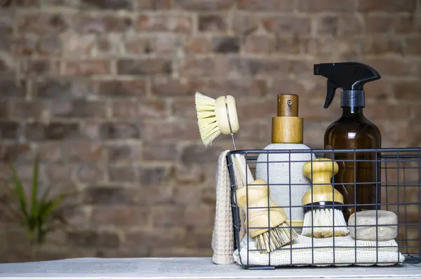Tezgahta doğal temizlik fırçaları ve şişeler var. Yüksek kalite fotoğraf