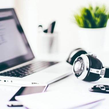 Bilgisayarı ve telefonu olan modern ofis masası.