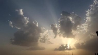 Bulutlu güzel günbatımı gökyüzü, doğa arka planı