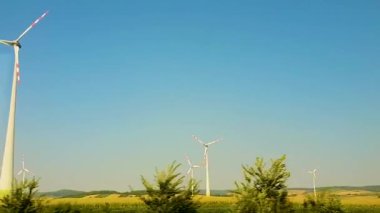 Gökyüzünde rüzgar türbini