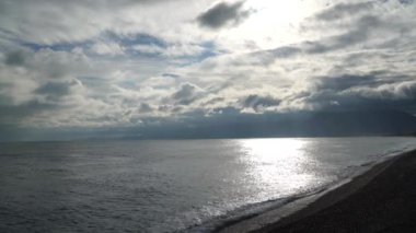 Deniz kıyısında, akşam ışığında.