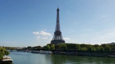 Nehir kıyısından Eyfel Kulesi manzarası.