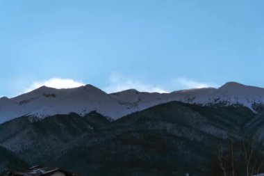 Dağları olan güzel bir manzara. Doğa, seyahat