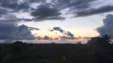 Denizin üzerinde güzel bir gün batımı