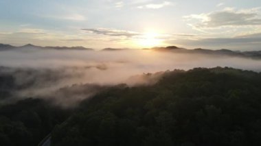 Dağların ardında güzel bir gün batımı