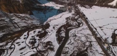 Sabahları dağların havadan görünüşü