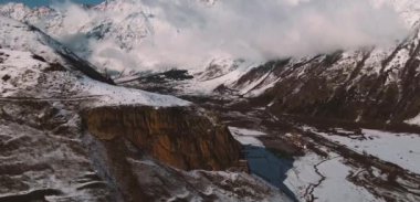 Kafkasların dağlarındaki dağ nehri.