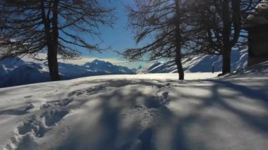 güzel dağ manzarası, kar - zirveler, dağlar, mavi gökyüzü, bulutlar