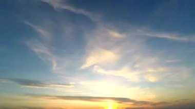 Güzel gün batımı gökyüzü bulutlu