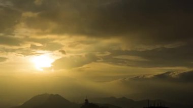 Dağın üstünde güzel bir gün batımı