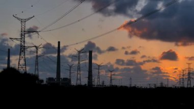 Akşamları yüksek voltajlı elektrik hatları