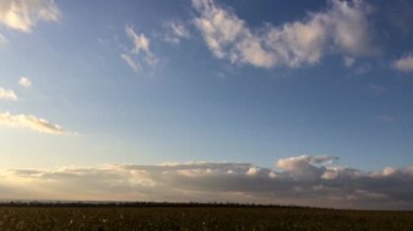 Denizin üzerinde güzel bir gün batımı