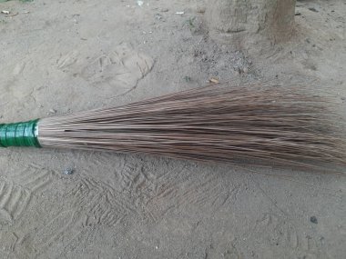 Tahta süpürgeyi kapat.