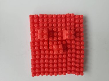 Beyaz arkaplanda kırmızı plastik bloklar