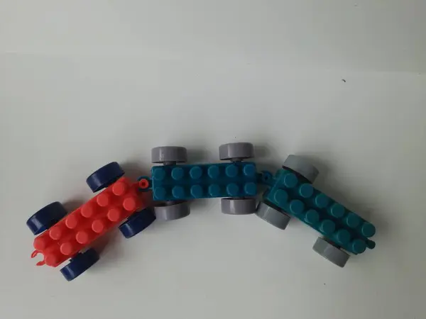 Tahta bir yüzey üzerindeki renkli plastik boncukların dikey görüntüsü.