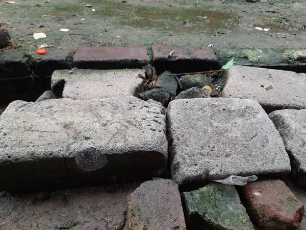 Bir sürü taşlı eski tuğla duvar.