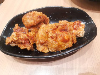 Soslu kızarmış domuz ve sebze.