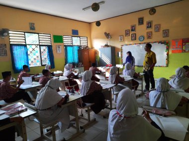 Serang, Banten, Endonezya-28 Ağustos 2025: sınıf öğrencileri