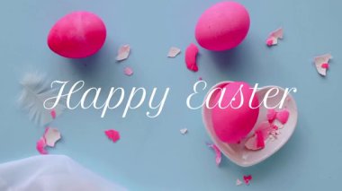 Beyaz arka planda renkli yumurta ve çiçeklerle Paskalya arkaplanı.