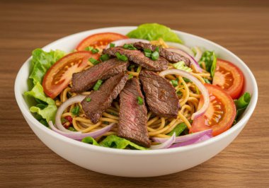 Taze ızgara sığır eti dilimleri, taze domates parçaları ve kıtır kırmızı soğan halkalarından oluşan görsel olarak çekici bir şehriye salatası. Bu sağlıklı ve dengeli yemek beyaz bir kasede sunuluyor, içeriğinin canlı renklerini ve dokularını gösteriyor, ideal. 