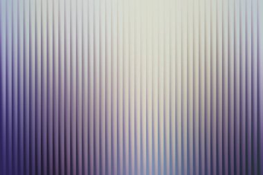 Dikey çıkıntıları ve yumuşak mor ve beyazların ince bir gradyanı olan dokulu bir arka plan. Bu, çeşitli tasarım projeleri için rahatlatıcı ve modern bir estetik oluşturur..