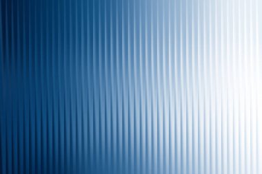 Dikey çizgili bir dokusu olan serin mavi bir arkaplan, durgunluk ve dinginlik hissi uyandırıyor ve beyazı pürüzsüz bir geçiş sağlıyor..