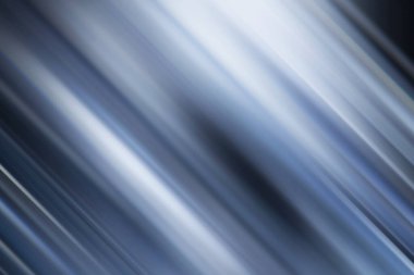 Soyut gümüş ve mavi ışık, hareketin, enerjinin ve dijital bilginin akışını sembolize eden karanlık bir arkaplan boyunca çapraz çizgiler çizer..