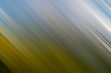 Soyut çapraz hareket bulanıklığı sarı, yeşil ve mavi çizgiler oluşturarak dinamik bir hareket ve enerji hissi uyandırır. Bu görsel efekt modern tasarım için mükemmel..