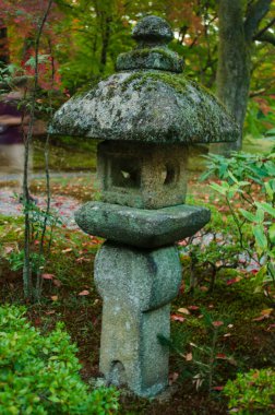 Tipik bir Japon taş lambası.