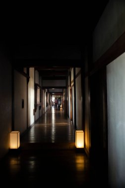 Japonya 'da bir şatonun içinde loş bir koridor.