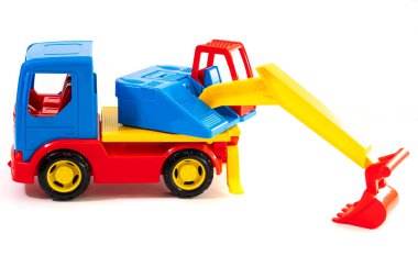 Kazı oyuncağı beyaz arka planda izole edilmiş. Malzeme taşımak için endüstriyel ekipman üretimi. Beyaz arka planda plastik çocuk oyuncağı. İnşaat aracı. Çocuk oyuncağı. Traktör Oyuncağı.